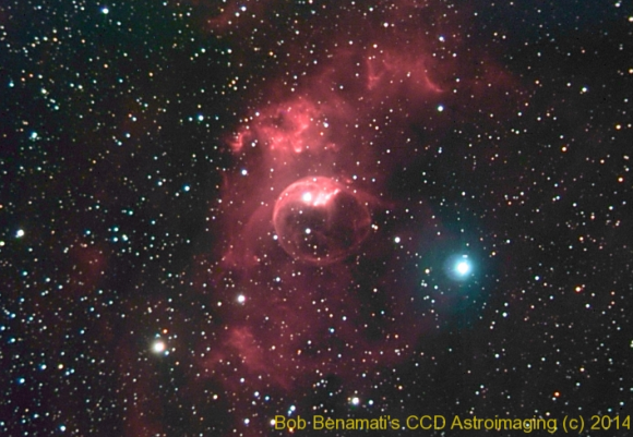 <a href="http://pennastroimaging.org/?page_id=728#gallery/986/56">Nebulosa de la Burbuja</a> usando filtros anchos BVR. La emisión en Hα destaca en color rojo. Crédito: <a href="http://pennastroimaging.org">Bob Benamati</a>.