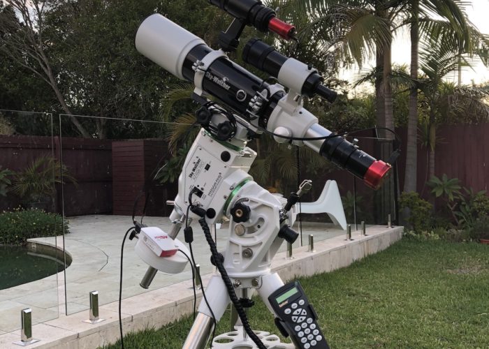 Mi telescopio listo para observar en el jardín de casa.